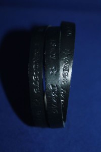 Lederarmband schwarz mit individuellem Text