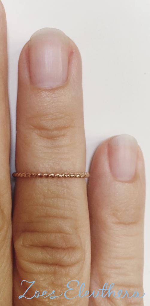 Ring Rotgold Kordel gedreht am Finger